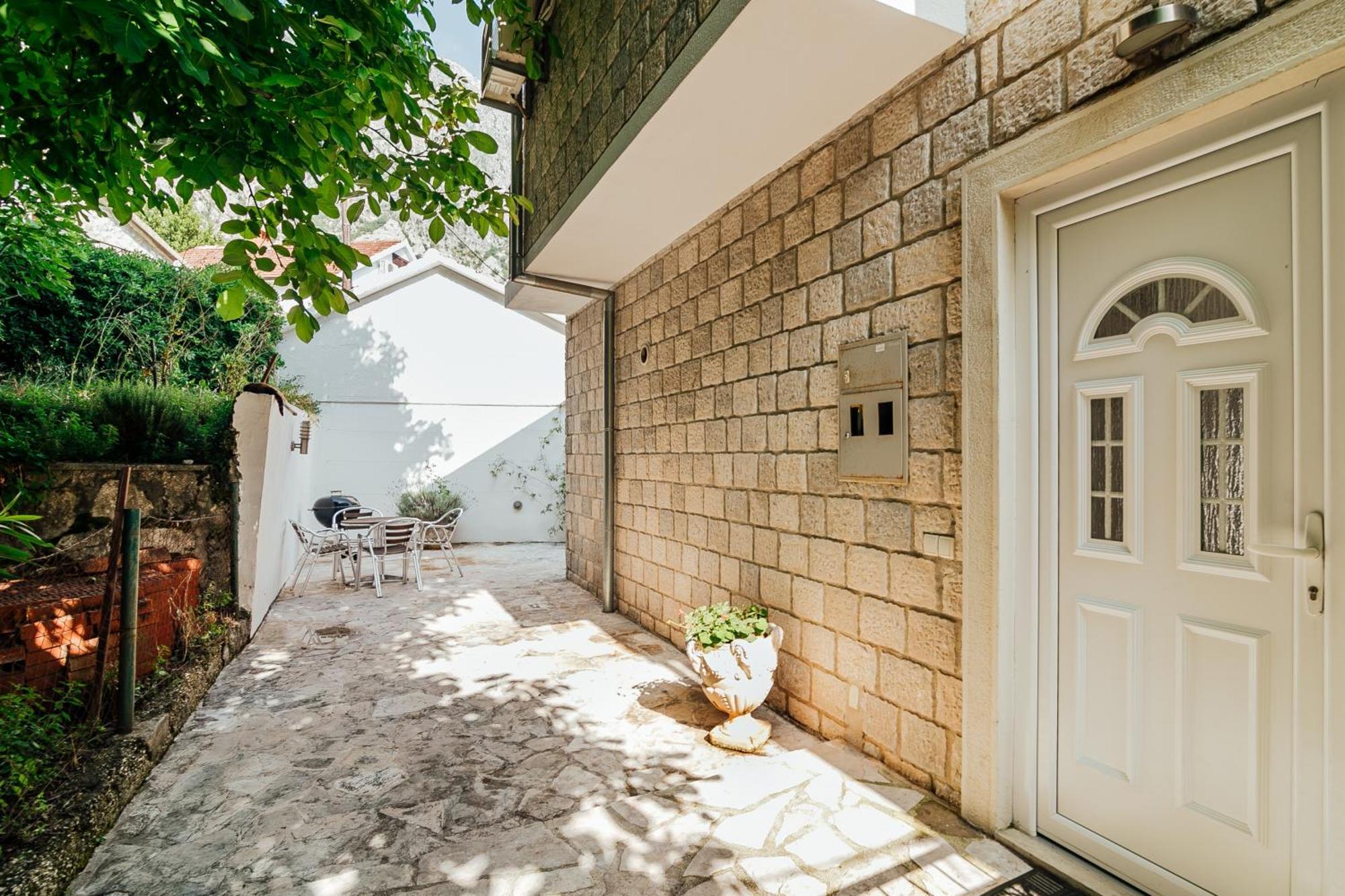Holiday Home Amanda Hollick Kotor Exterior photo