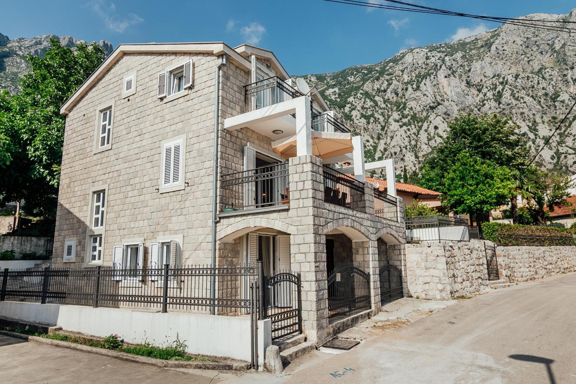 Holiday Home Amanda Hollick Kotor Exterior photo